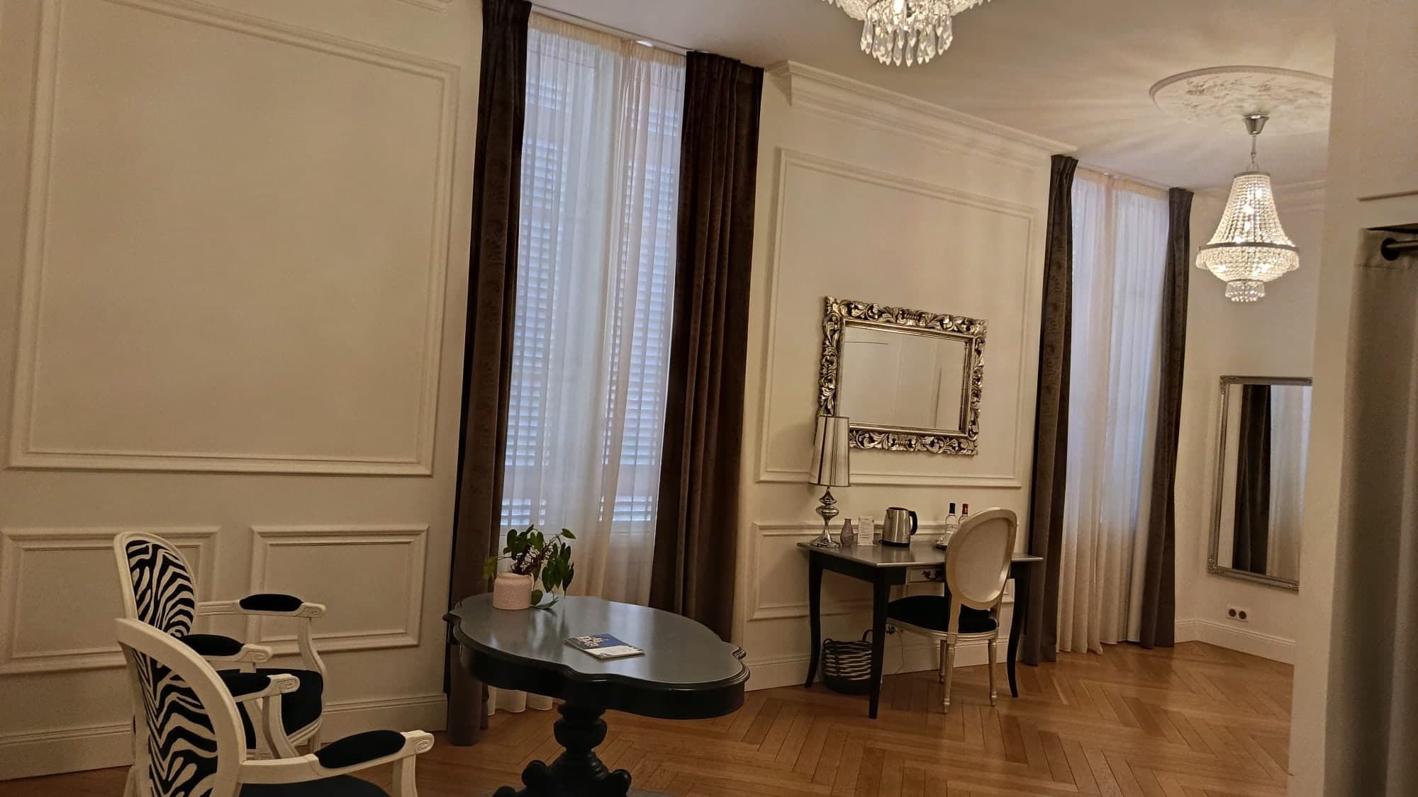 Chambre de maison d'hôtes préparée : lit dressé et coussins alignés