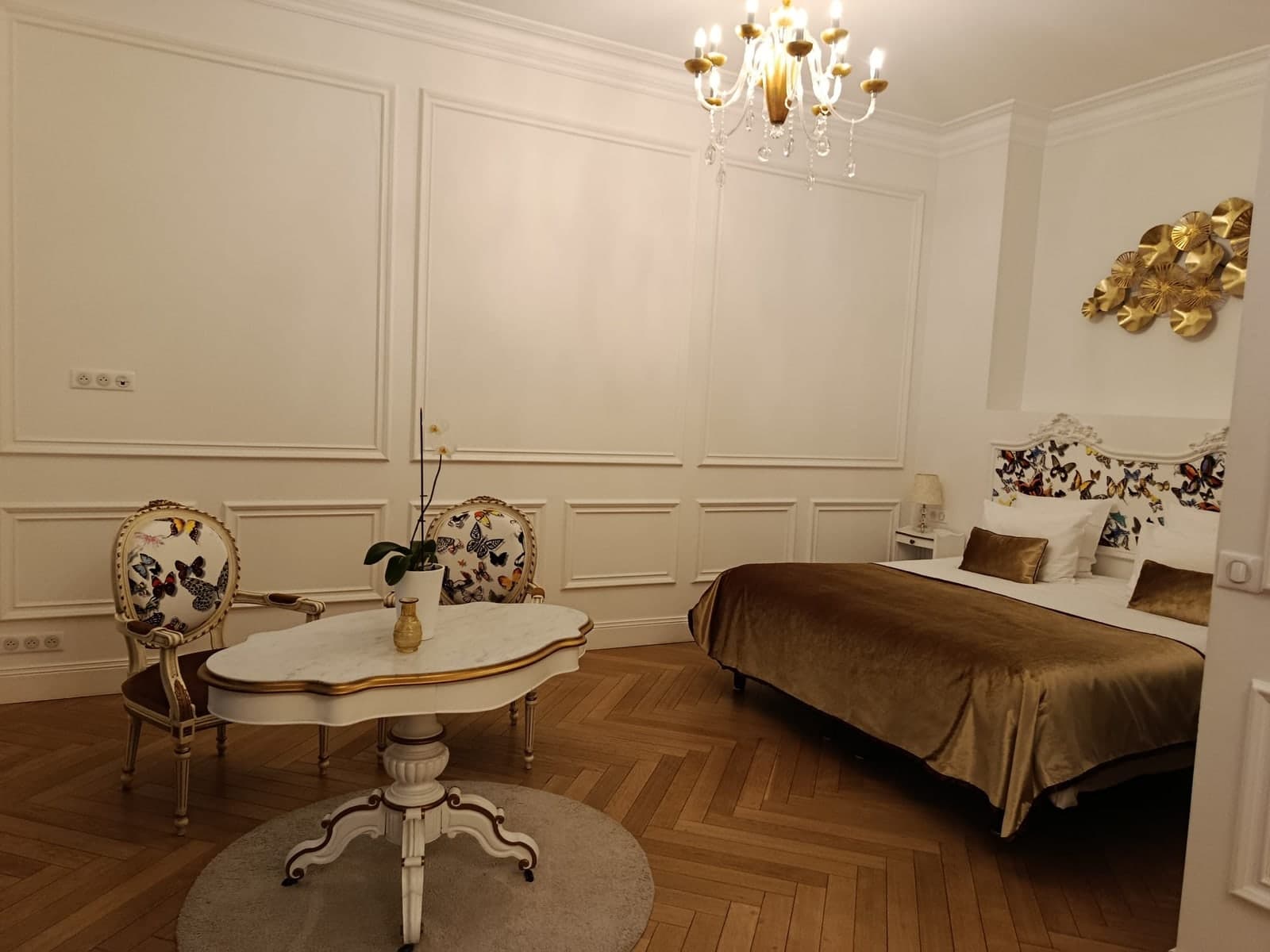 Chambre sous poutres du Clos des Queyries, préparée pour les voyageurs